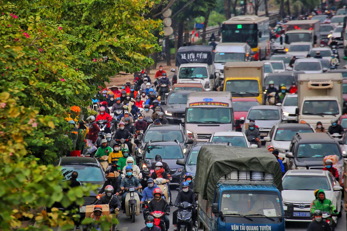Dòng người kẹt cứng trên tuyến đường Giải Phóng.