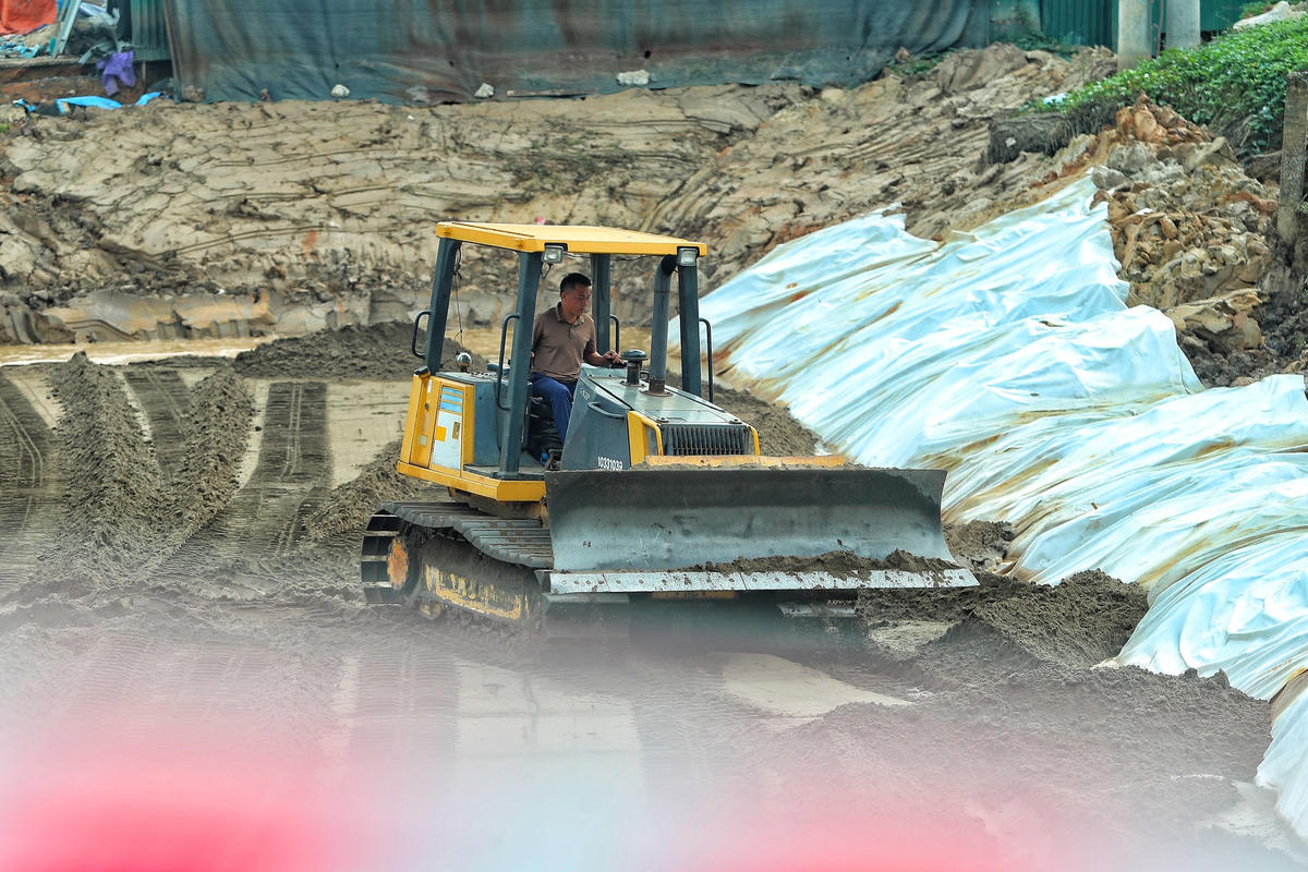 Ông Nguyễn Anh Đức, Phó giám đốc Ban QLDA đầu tư xây dựng công trình giao thông TP Hà Nội cho hay, Dự án cải tạo Quốc lộ 6 được Ban quản lý dự án công trình giao thông khởi công vào tháng 12/2022, đến thời điểm hiện tại Ban đang tập trung thi công đoạn qua địa bàn xã Phú Nghĩa và xã Tiên Phương của huyện Chương Mỹ với chiều dài khoảng 3 km. Dự kiến toàn bộ khối lượng liên quan đến địa bàn xã Phú Nghĩa dự kiến Ban sẽ tổ chức thảm bê tông nhựa hạt thô vào ngày 31/12.