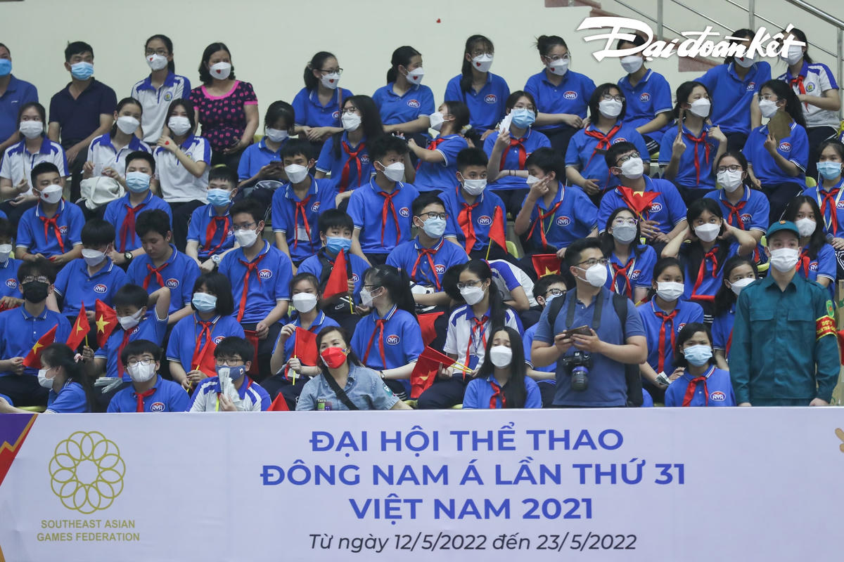 Cổ động viên cuồng nhiệt cổ vũ cho đội tuyển Kurash Việt Nam.