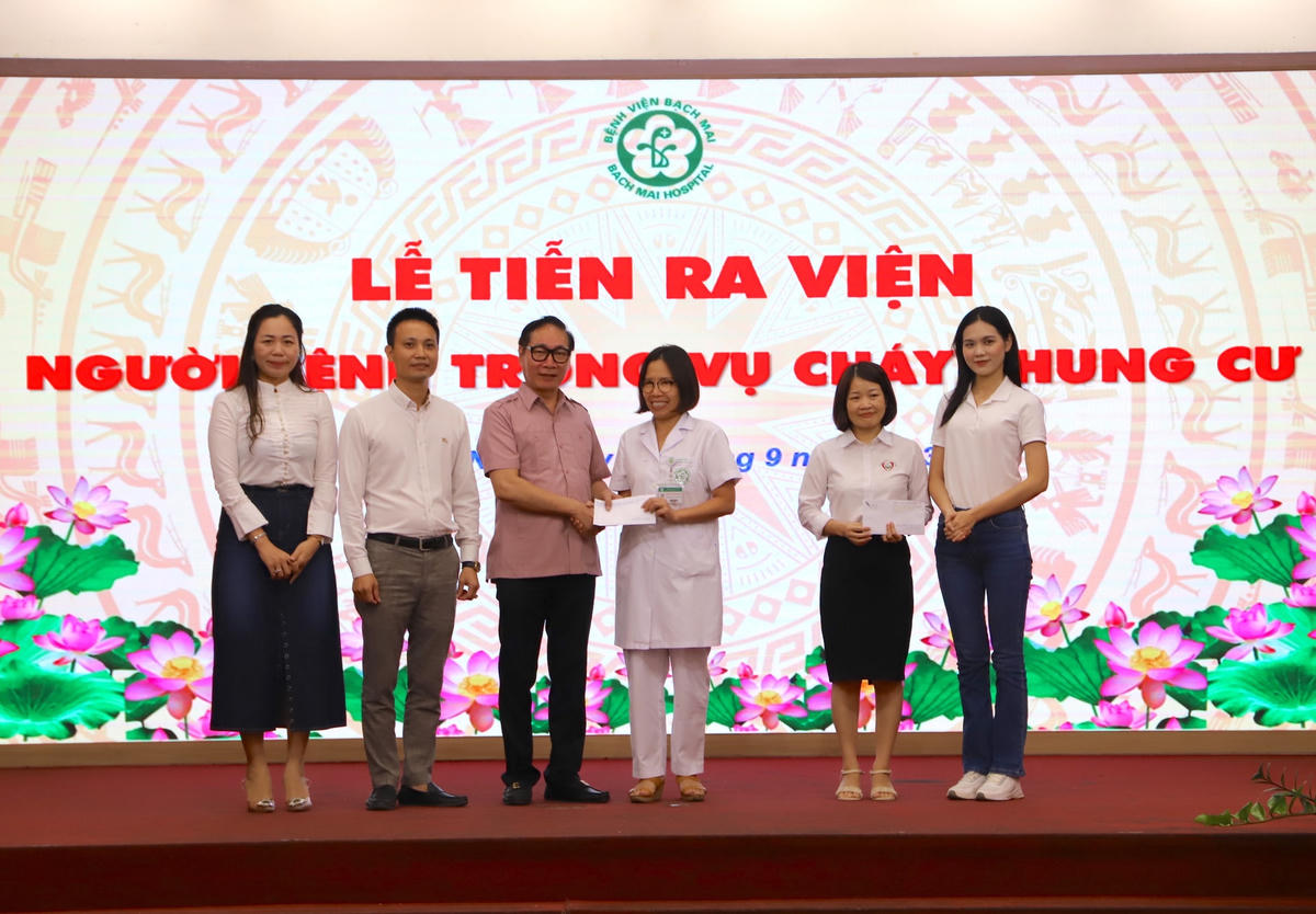 Đoàn thiện nguyện của Hoa hậu Lương Kỳ Duyên đến thăm hỏi các bệnh nhân vụ cháy chung cư mini tại Hà Nội
