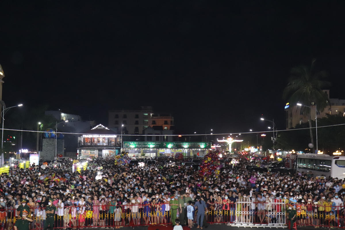 20h, dòng người đổ về Quảng trường khu dịch Hải Tiến ngày một đông. Để đảm bảo an ninh trật tự, lực lượng Công an phải lập rào chắn.
