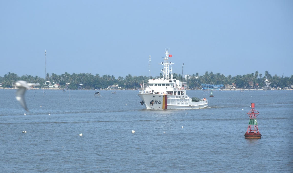 Tàu 467 đưa 78 ngư dân gặp nạn trên biển vào bờ.