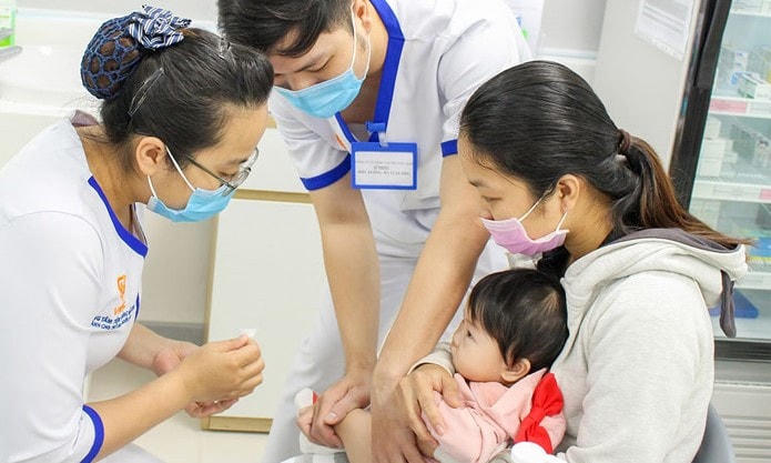 Phụ huynh cần chủ động tiêm vaccine cho trẻ sớm, trước cao điểm dịch viêm màng não để phòng bệnh. Ảnh: VNVC