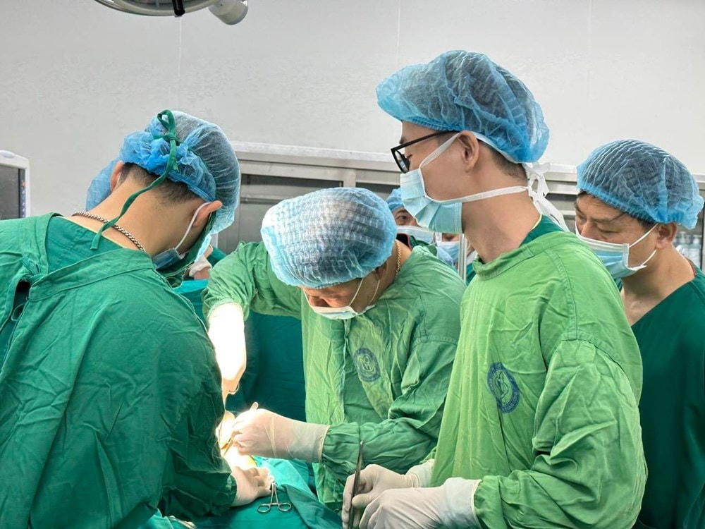 Các bác sỹ thực hiện ca phẫu thuật sinh mổ. (Ảnh: PV/Vietnam+).
