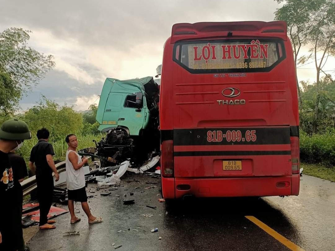 Đã có 2 người chết, 4 người bị thương sau vụ va chạm.