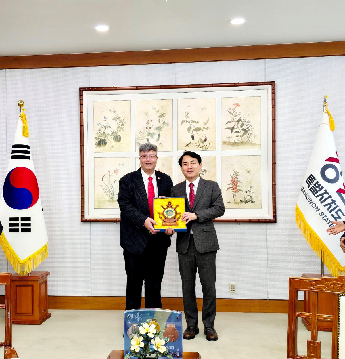 Chủ tịch Hiệp hội VKBIA Trần Hải Linh tặng quà Thống đốc Gangwon Kim Jin-Tae