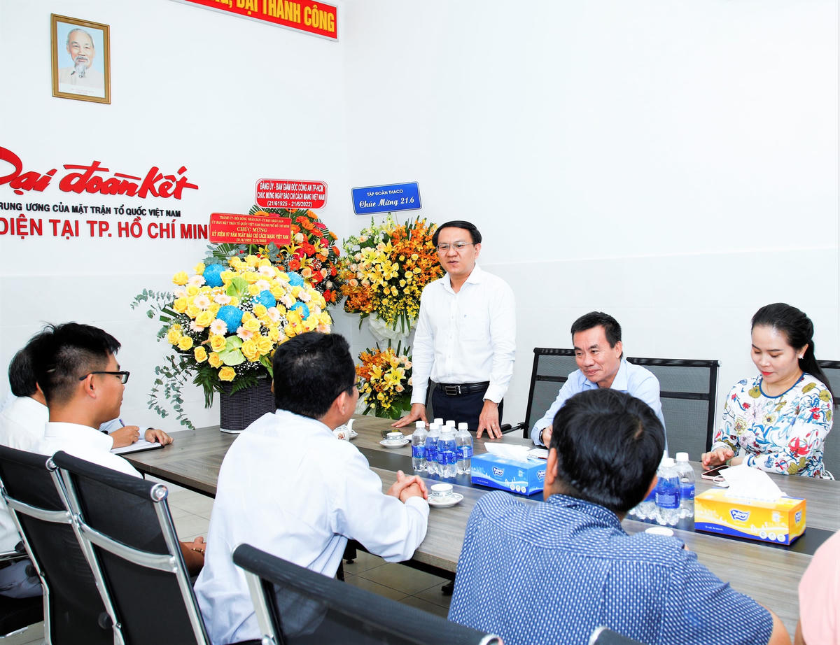Ông Lâm Đình Thắng, Giám đốc Sở Thông tin và Truyền thông TP HCM tại buổi đến thăm Ban đại diện báo Đại Đoàn Kết tại TP HCM vào tháng 6/2022. Ảnh: Châu Tuyền.