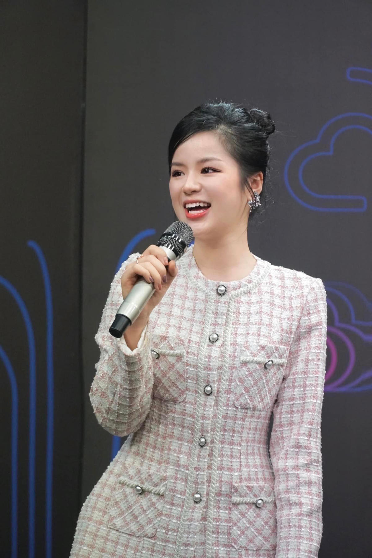 Thừa nhận làm MC vất vả nhưng Hà Đan tìm niềm vui từ những phản hồi của khán giả. 