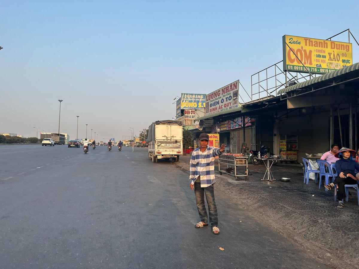 Vẫy khách ngay dưới lòng đường. Ảnh: Mạnh Thìn.