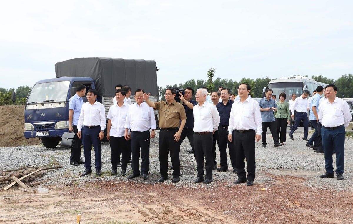 Thủ tướng cùng đoàn làm việc thị sát các công trình giao thông trọng điểm qua tỉnh Bình Dương.