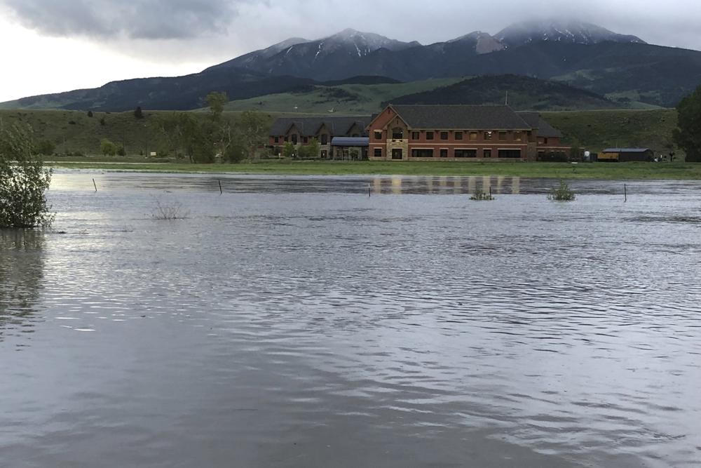 Dòng nước ngập từ sông Yellowstone phía trước bệnh viện Livingston HealthCare ở Livingston, Montana. Ảnh: AP.