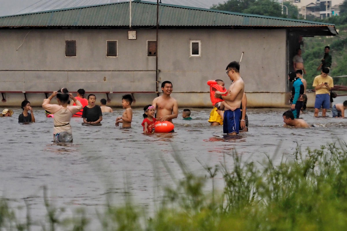 Có thể thấy rằng, dù đuối nước và lây truyền bệnh dịch là những nguy cơ luôn hiện hữu với những người dân đang chọn sông hồ làm nơi giải nhiệt.