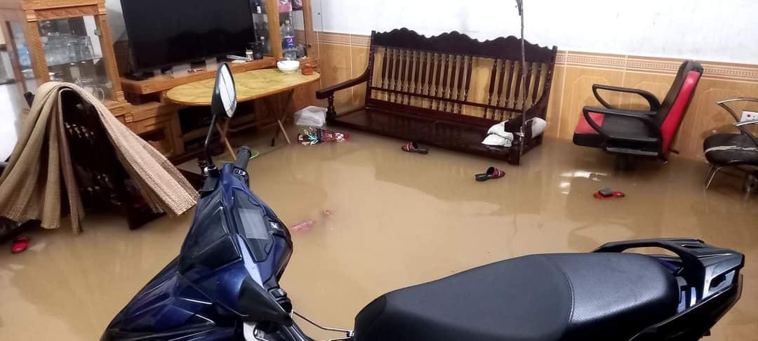 Tại thị xã Nghi Sơn, người dân cũng khốn khổ vì nước ngập vào nhà.