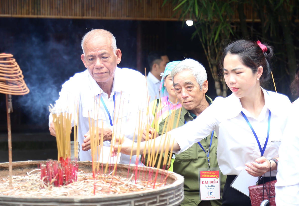 [ẢNH] Đoàn đại biểu Mặt trận dâng hương tại Đền Hùng