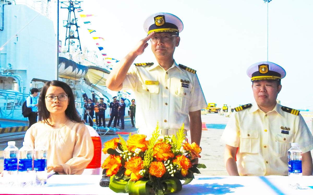 Đại tá Ni Wa Satoshu, chỉ huy tàu. Ảnh: Thanh Tùng.