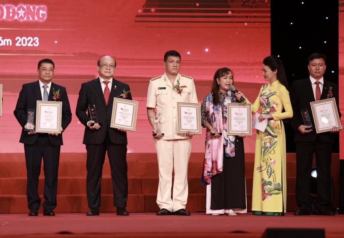 Các tập thể và cá nhân được vinh danh chia sẻ tại chương trình.