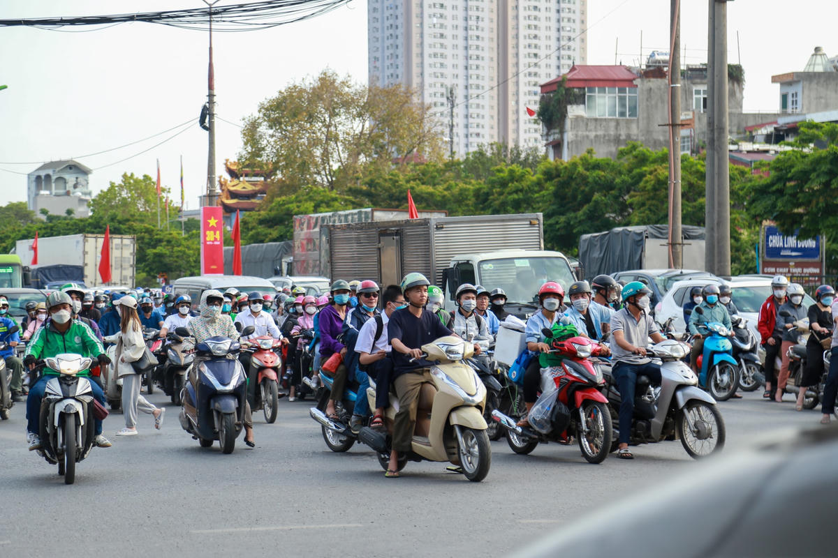 Thượng úy Trần Đắc Sơn, Cán bộ đội CSGT số 14 (Công an TP Hà Nội) cho biết: “Đơn vị chúng tôi đã lên kế hoạch từ trước về lượng phương tiện giao thông tăng đột biến sau kỳ nghỉ lễ 30-4, 1-5. Lực lượng đã được bố trí và phân luồng từ xa. Nếu xảy ra ùn tắc, lực lượng sẽ được điều động tích cực phân luồng linh hoạt giải quyết những va chạm giao thông để người dân được đi lại thuận tiện nhất”.