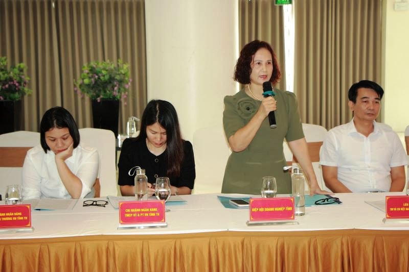 Đại diện khối ngân hàng, doanh nghiệp nêu ý kiến tại hội nghị.