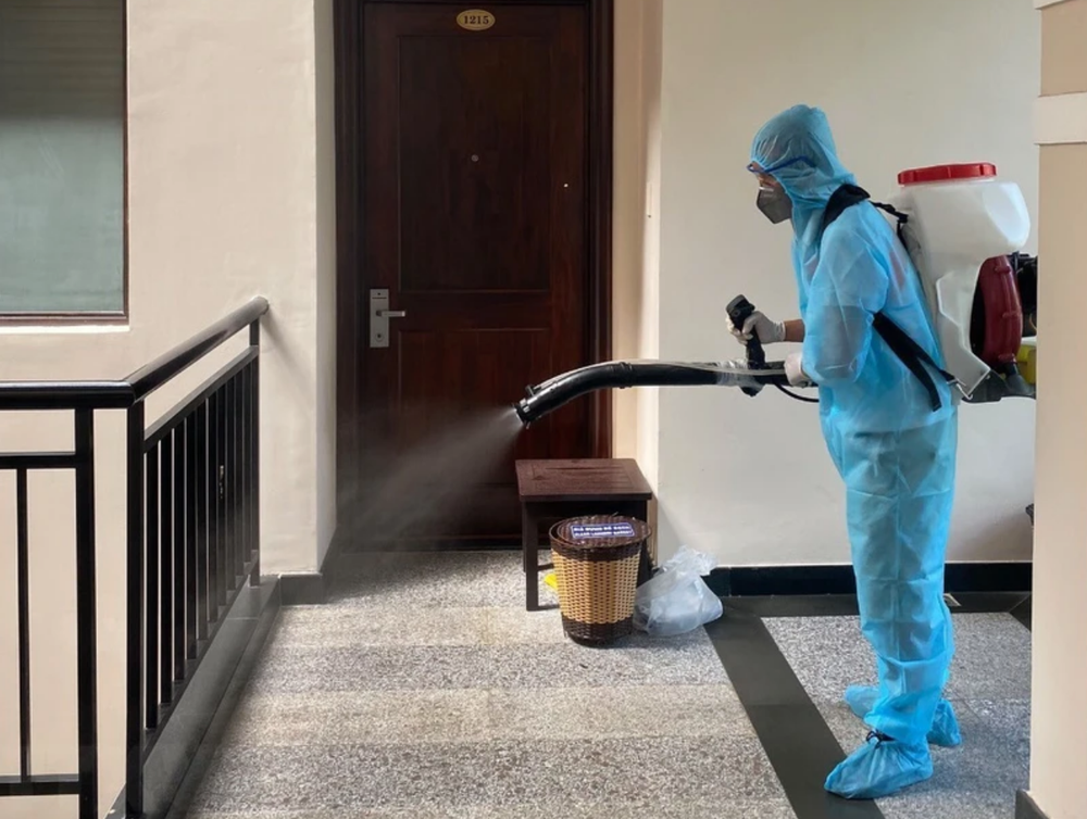 Cán bộ CDC Khánh Hòa tiến hành tiêu độc, khử trùng phòng, chống các dịch bệnh lây nhiễm qua người. (Ảnh: Phan Sáu/TTXVN)