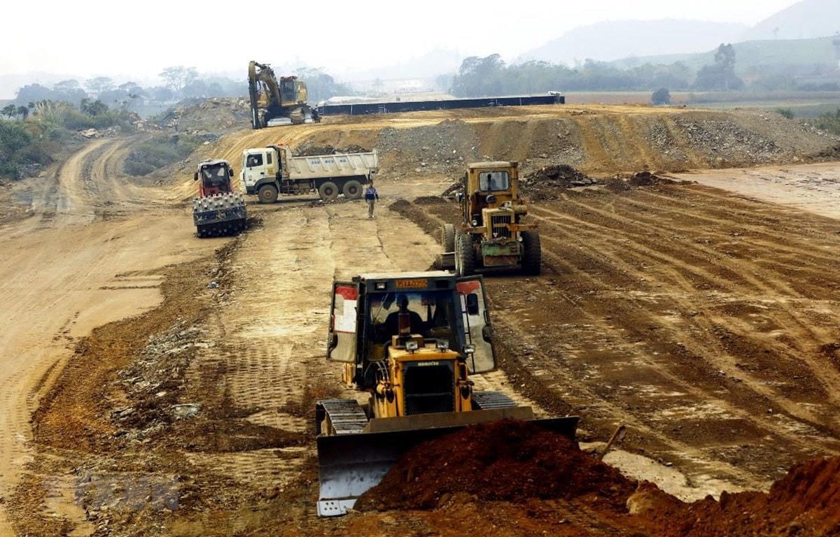 Dự án đang tiến hành san ủi mặt bằng, làm lán trại, tập kết nhân lực, thiết bị để thi công. Ảnh minh hoạ.