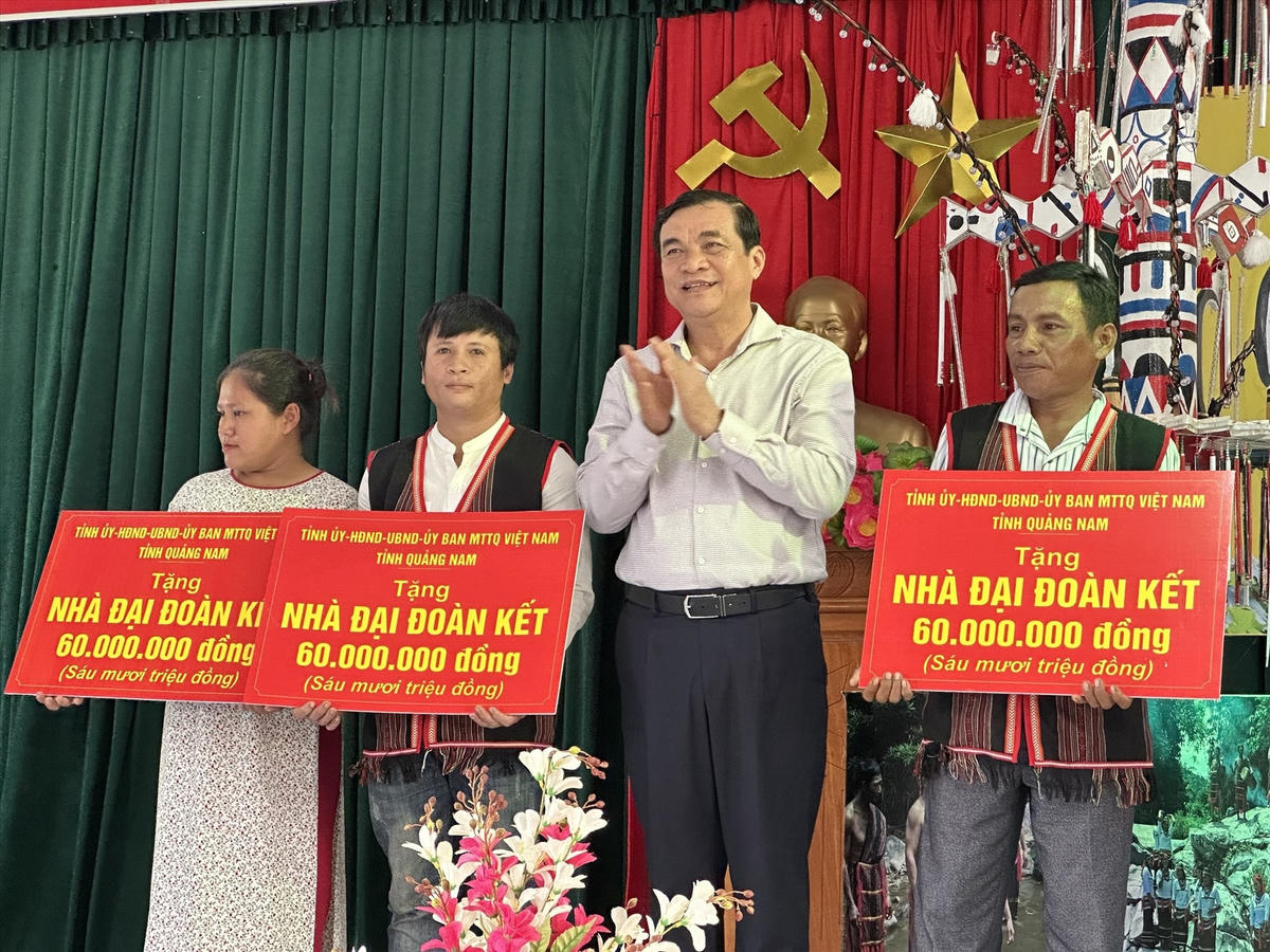 Ông Phan Việt Cường tặng nhà Đại đoàn kết cho hộ nghèo ở KDC thôn 2.