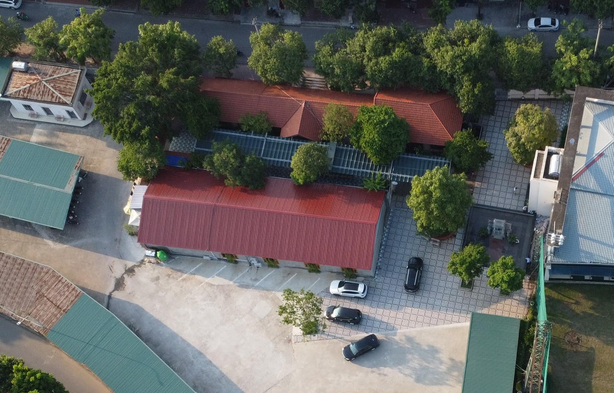 Nhà hàng 8286 nhìn từ trên cao (hai dãy nhà mái tôn màu đỏ).