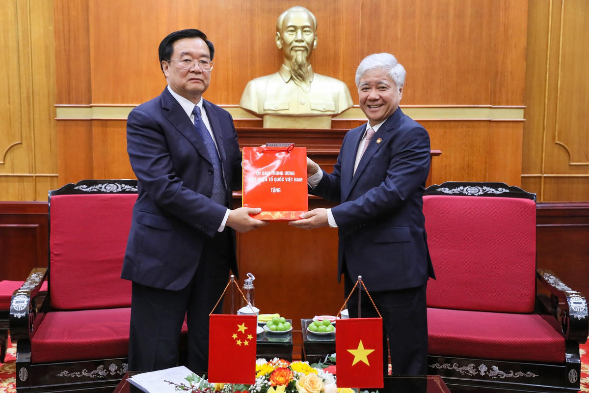 Bí thư Trung ương Đảng, Chủ tịch UBTƯ MTTQ Việt Nam Đỗ Văn Chiến tặng quà lưu niệm cho ông Vương Quốc Sinh, Ủy viên Thường vụ, Chủ nhiệm Ủy ban Kinh tế Chính hiệp toàn quốc Trung Quốc.