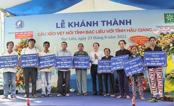 Phó Chủ tịch - Tổng Thư ký  UBTƯ MTTQ Việt Nam Lê Tiến Châu tặng 10 căn nhà Đại đoàn kết cho các hộ dân khó khăn về nhà ở của tỉnh Hậu Giang và Bạc Liêu.