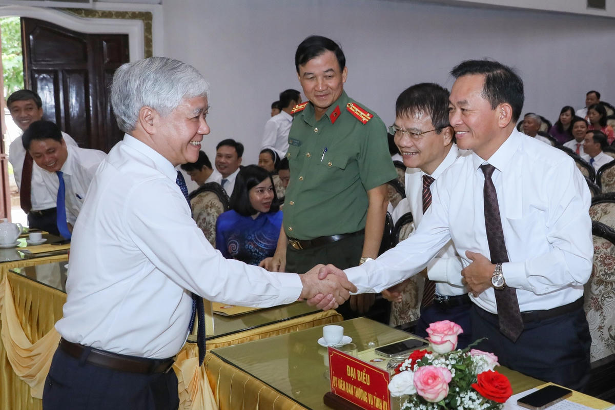  Bí thư Trung ương Đảng, Chủ tịch Ủy ban Trung ương MTTQ Việt Nam Đỗ Văn Chiến bắt tay đại biểu tham dự Hội nghị. Ảnh: Quang Vinh.