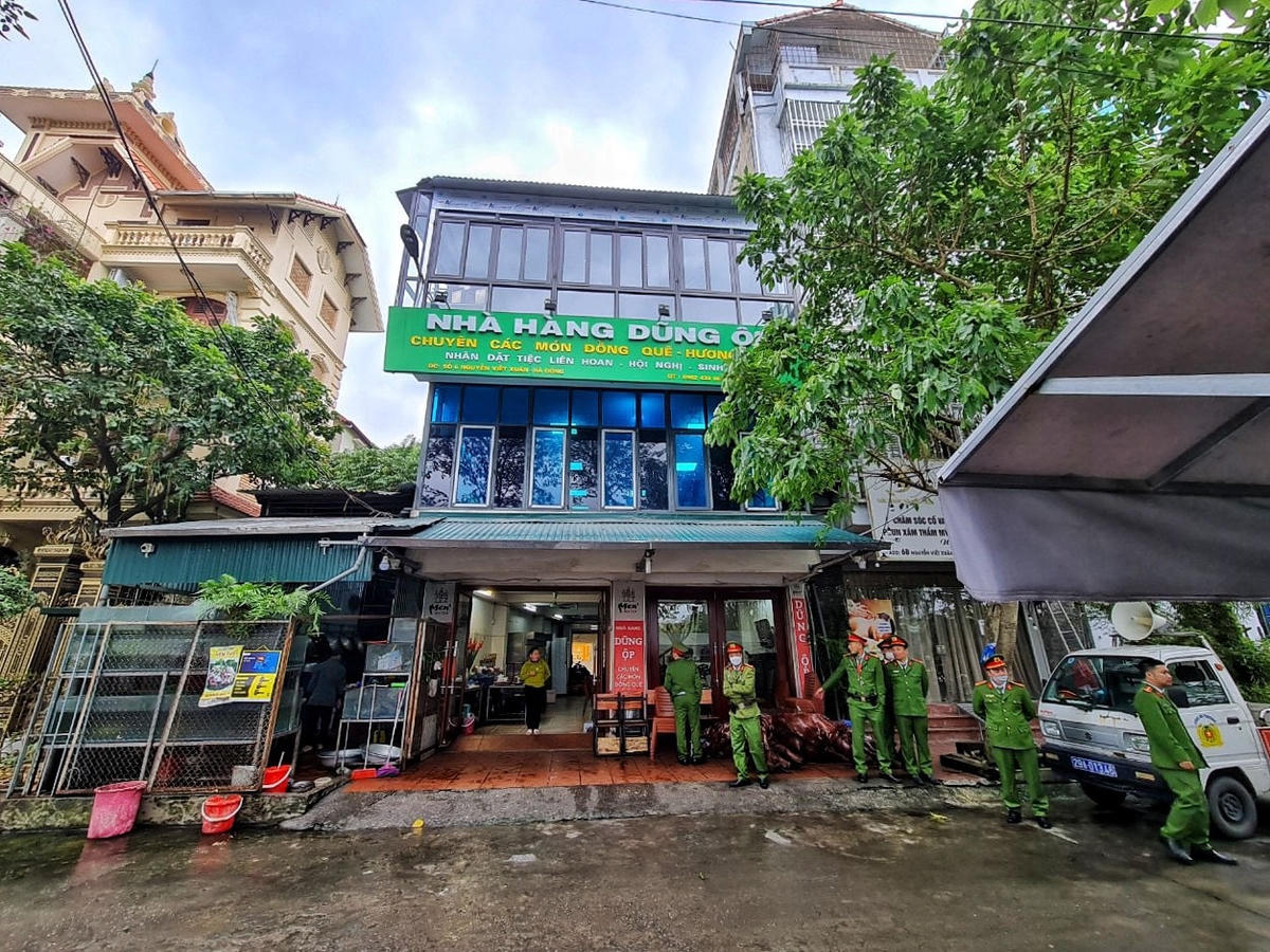 Đặc biệt, tại nhà hàng “Dũng Ộp” xảy ra vi phạm vô cùng nghiêm trọng. Không chỉ lấn chiếm vỉa hè để làm nơi bán hàng cho khách mà bờ hồ Đầm Khê cũng biến thành chuồng chăn nuôi như vịt, gà, lợn, nhím gây mất vệ sinh môi trường khiến nhiều người dân bức xúc.