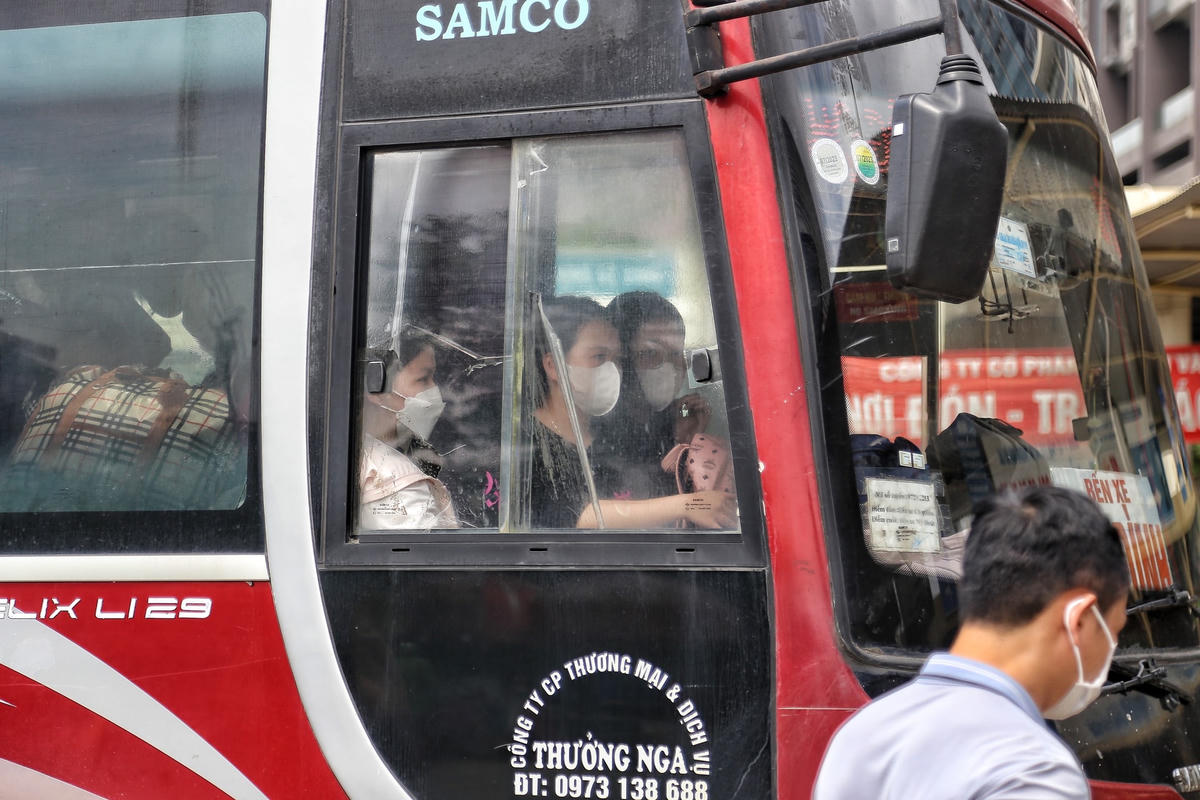 Bạn Trương An Nhi, hành khách đi trên xe mang BKS 97B- 002.82 của nhà xe Thưởng Nga cho biết, mình di chuyển từ Bắc Kạn xuống Hà Nội để chuẩn bị cho ngày làm việc đầu tiên sau kỳ nghỉ lễ. Nhưng đi trên chiếc xe ngày hôm nay chật cứng mình phải nép mình ngồi im một chỗ không còn bất kỳ khoảng trống nào cả.