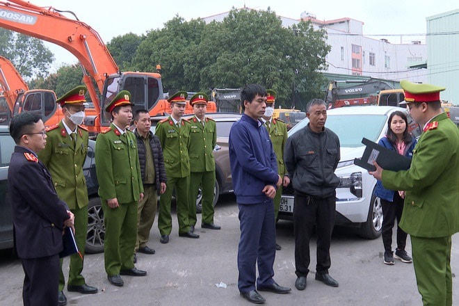 Công an đọc lệnh bắt lãnh đạo Trung tâm đăng kiểm 29-07D. Ảnh: Công an TP Hà Nội.