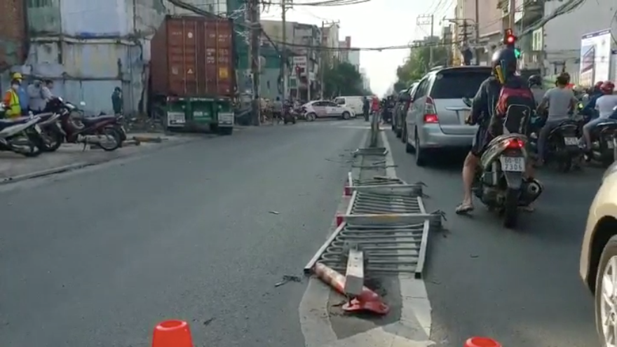 Dải phân cách bị tông đổ hàng loạt