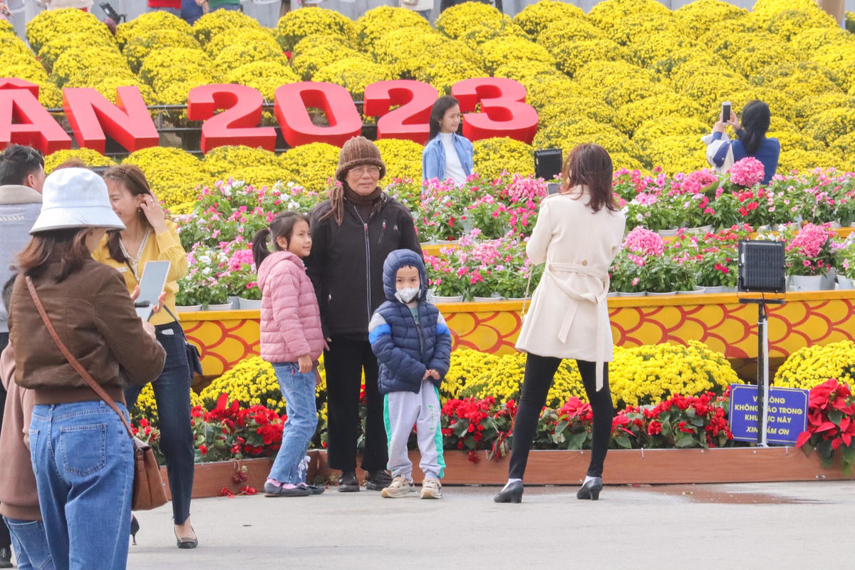 Trở lại TP. Đồng Hới sau thời gian nghỉ Tết, anh Trần Văn Đồng (ở xã Quảng Văn, Tx. Ba Đồn, Quảng Bình) chia sẻ: “Trong những ngày nghỉ Tết ở quê, mình thấy rất nhiều bạn bè chụp ảnh tại Quảng trường và đăng lên mạng xã hội khiến mình rất tò mò. Tranh thủ công việc những ngày đầu năm nhàn hạ nên mình dẫn theo người yêu đến đây để chụp những bức hình kỉ niệm, không ngờ Quảng trường năm nay trang trí bắt mắt và rực rỡ đến thế”.