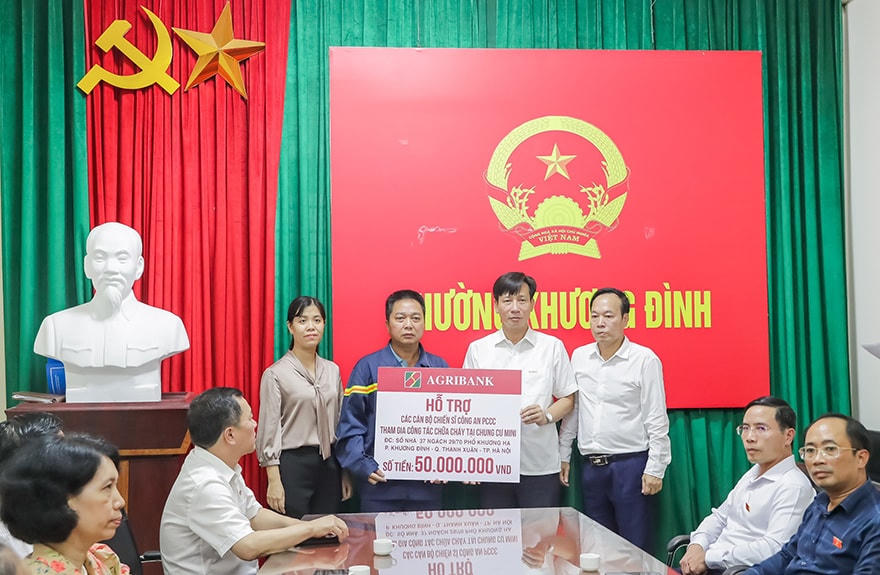 Đại diện Công đoàn Agribank trao tặng phần quà hỗ trợ các chiến sỹ công an PCCC.