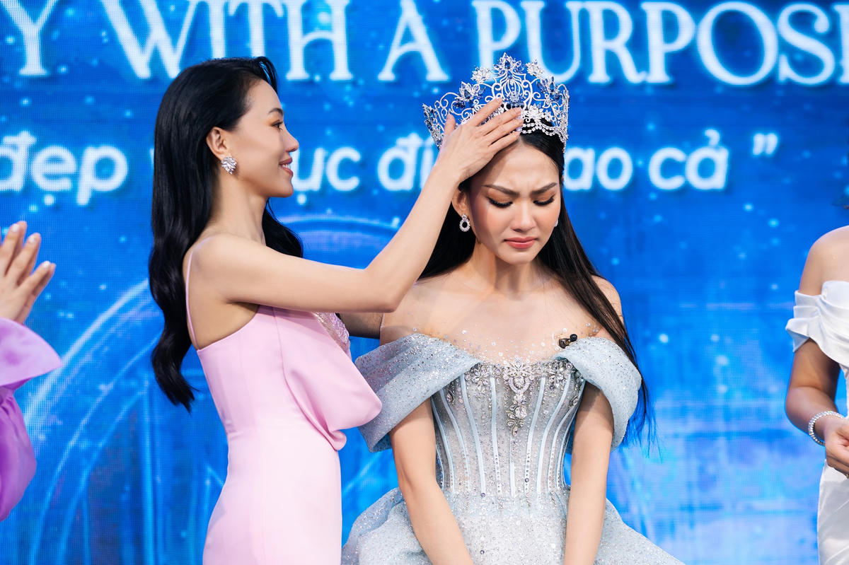 Đặc biệt là việc Hoa hậu Mai Phương vẫn giữ nguyên vương miện sau khi mạnh thường quân mua lại với giá 3 tỷ đồng. 