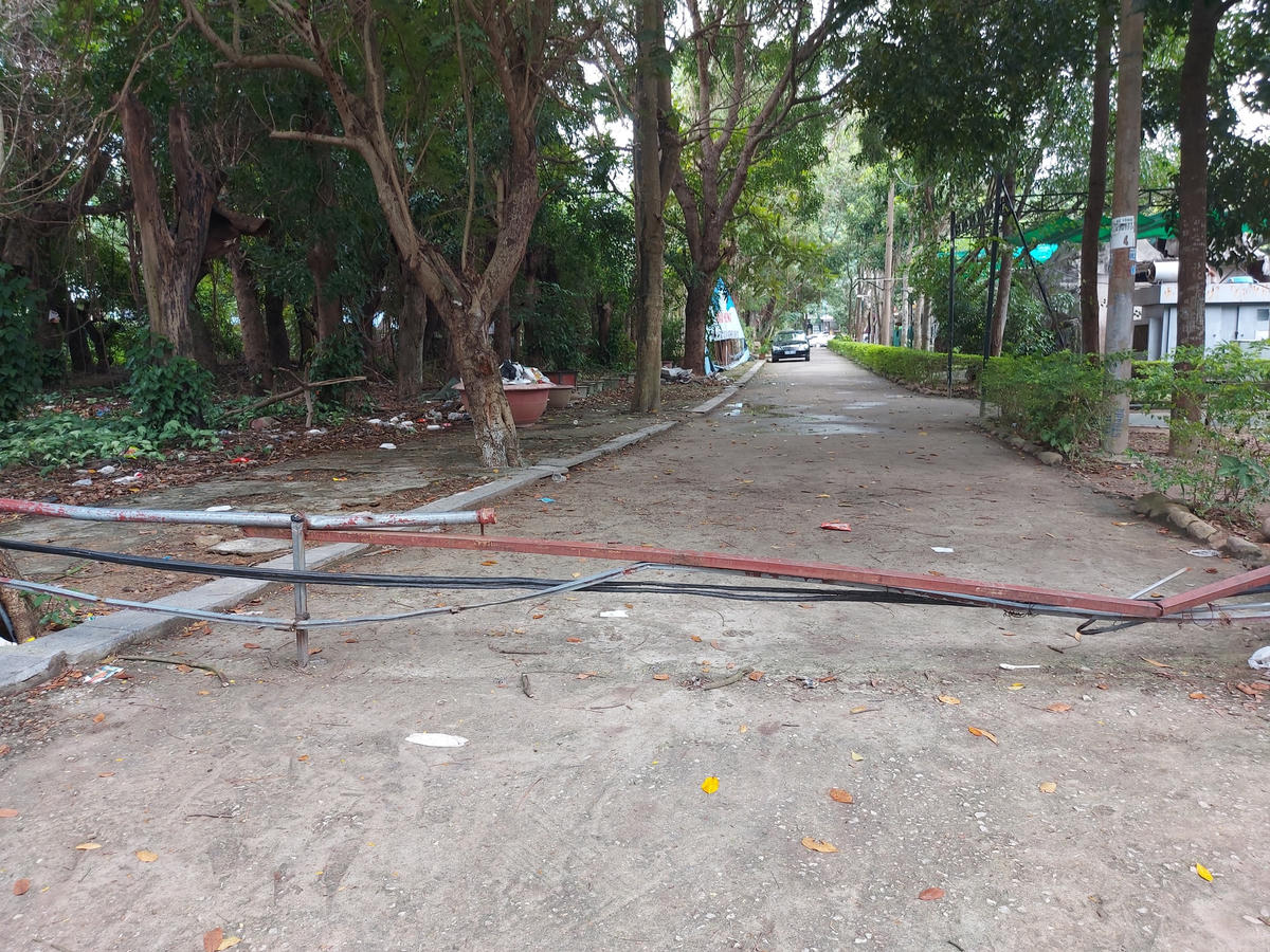 Đường đi lối lại trong Công viên Hội An bị Công ty Dạ Lan rào chắn bằng các khung thép. Quán cà phê Newway Coffee của Công ty CP Thương mại - Xây dựng và Du lịch Lam Sơn, hiện có 1 công trình nhà 2 tầng trong khu vực được cấp giấy chứng nhận quyền sử dụng đất 2.235 m2. Còn khu vực ngoài phạm vi được cấp giấy chứng nhận quyền sử dụng đất, Công ty đã thu dọn, hoàn trả lại mặt bằng.Tại Công viên Hội An, có một sân bóng đá diện tích 8.358 m2 xây dựng sai quy hoạch đã được UBND TP Thanh Hóa thu hồi và tạm giao cho Trung tâm Văn hóa - Thông tin - Thể thao và Du lịch thành phố quản lý. Hiện nay, sân tập này chưa được phá dỡ và vẫn đang sử dụng cho hoạt động đá bóng. UBND thành phố cho biết, khi thực hiện xây dựng Công viên theo quy hoạch, đơn vị sẽ chỉ đạo phá dỡ công trình theo quy định.Đối với sân Tennis có diện tích khoảng 2.455 m2 do Công ty Dạ Lan Sport quản lý, hiện đang dừng hoạt động nhưng chưa phá dỡ theo quy định.Khu trưng bày của Hội Sinh vật cảnh TP Thanh Hoá rộng 5.979 m2, đang thực hiện di chuyển cây cảnh ra khỏi công viên nhưng thực tế vẫn đang còn nhiều. UBND thành phố đã ban hành văn bản yêu cầu Hội Sinh vật cảnh phải hoàn trả lại nguyên trạng ban đầu của khu đất đang sử dụng nhưng đến nay Hội vẫn làm chưa xong.