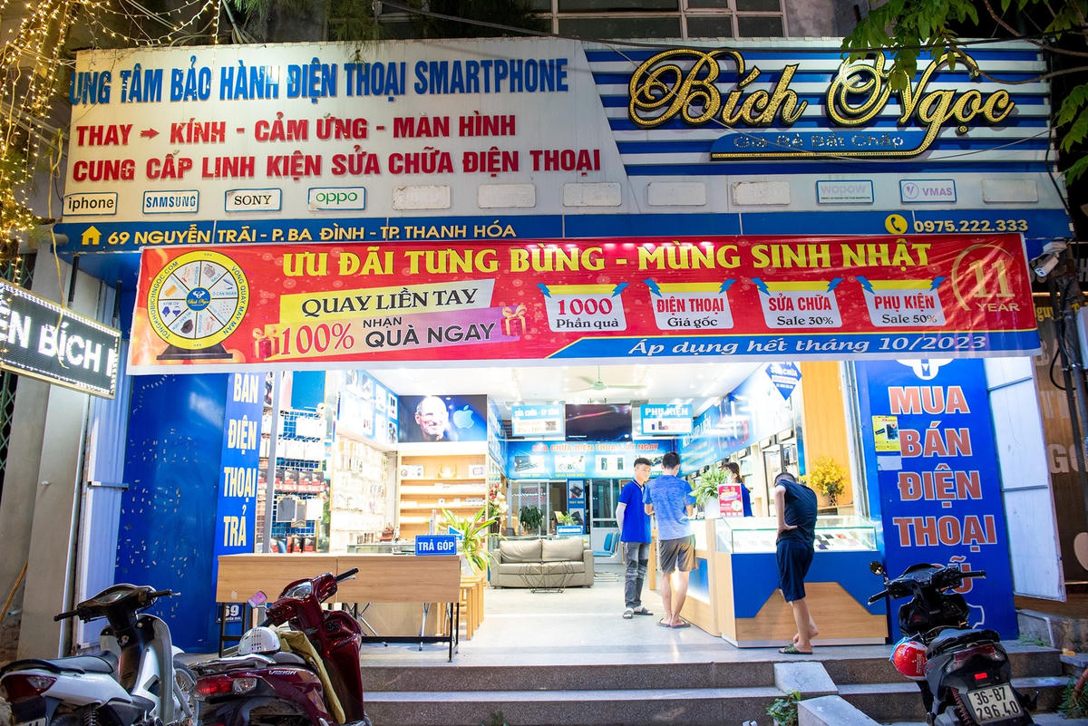 Cửa hàng số 69 đường Nguyễn Trãi là 1 trong 6 cửa hàng bán linh, phụ kiện điện thoại của chuỗi Bích Ngọc.