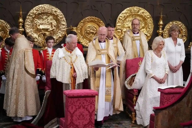 Vua Charles III và Hoàng hậu Camilla thực hiện nghi lễ đăng quang. Ảnh: PA.