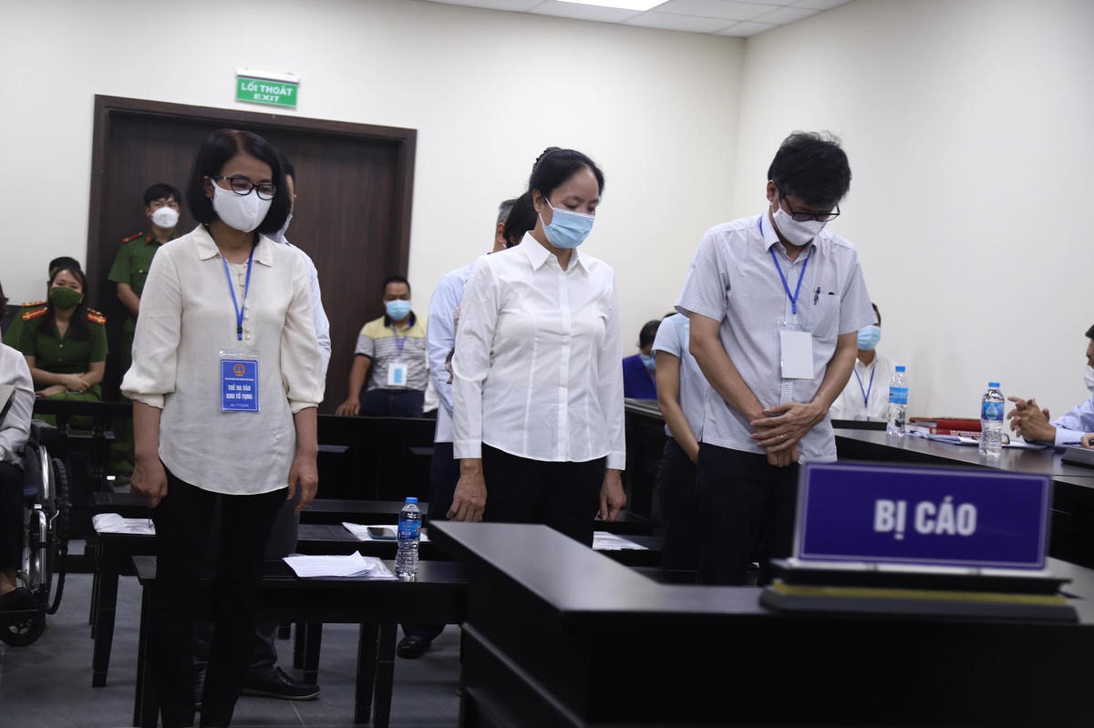 Các bị cáo tại phiên tòa sơ thẩm ngày 16/6. Ảnh: Hoàng Việt.
