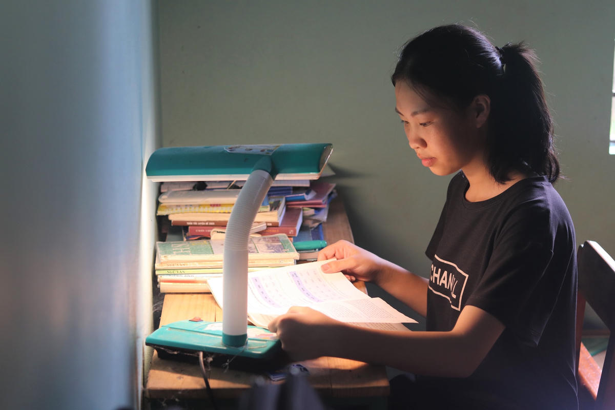 Cứ có thời gian rảnh là Mai lại lao vào việc học.