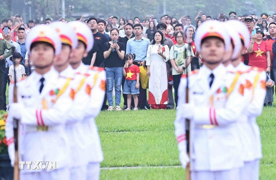 Ngay từ sáng sớm, nhân dân đã đến Quảng trường Ba Đình chứng kiến buổi lễ chào cờ thiêng liêng nhân kỷ niêm 50 năm Ngày Giải phóng miền Nam, thống nhất đất nước. (Ảnh: Minh Đức/TTXVN)