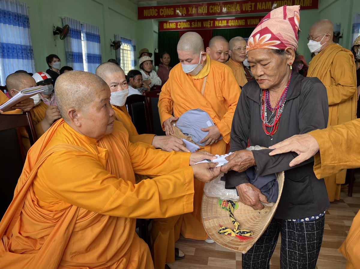 Đoàn từ thiện tặng quà cho người dân thiệt hại thiên tai ở huyện Sơn Hà.