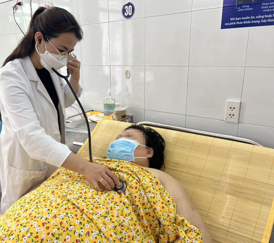 Thăm khám cho sản phụ nặng 140 kg. Ảnh: Bệnh viện cung cấp.