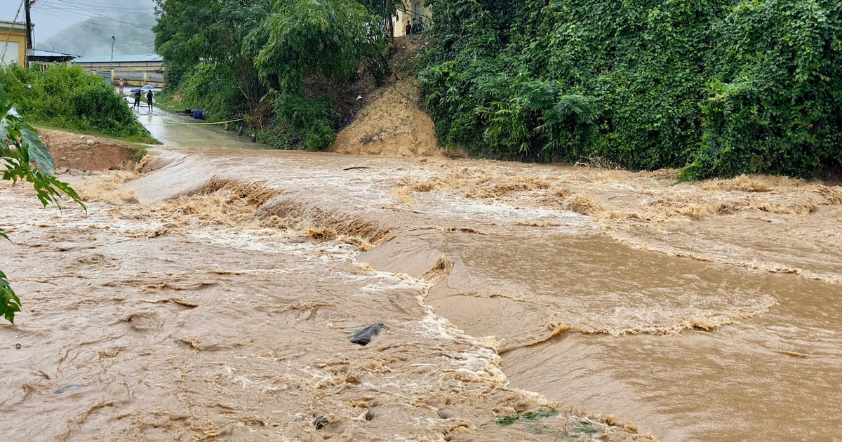 Lũ vẫn chảy về cuồn cuộn khiến các ngầm tràn ở huyện Quan Sơn bị ngập sâu, không thể qua lại.