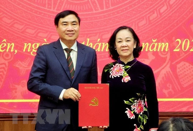Trưởng Ban Tổ chức Trung ương Trương Thị Mai (phải) trao quyết định của Bộ Chính trị điều động, chỉ định ông Trần Quốc Cường giữ chức Bí thư Tỉnh ủy Điện Biên nhiệm kỳ 2020 - 2025. Ảnh: Xuân Tiến/TTXVN.