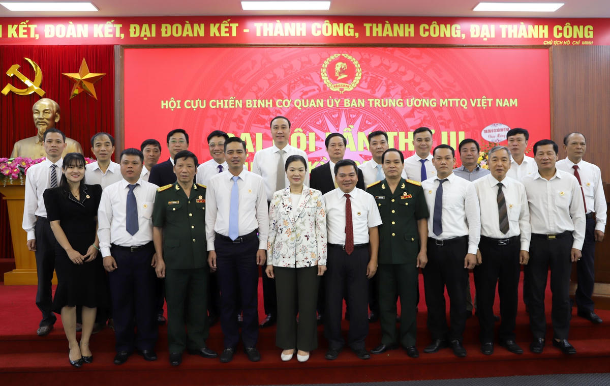 Phó Chủ tịch Trương Thị Ngọc Ánh, Phó Chủ tịch Phùng Khánh Tài chụp ảnh lưu niệm cùng các đại biểu tham dự Đại hội.