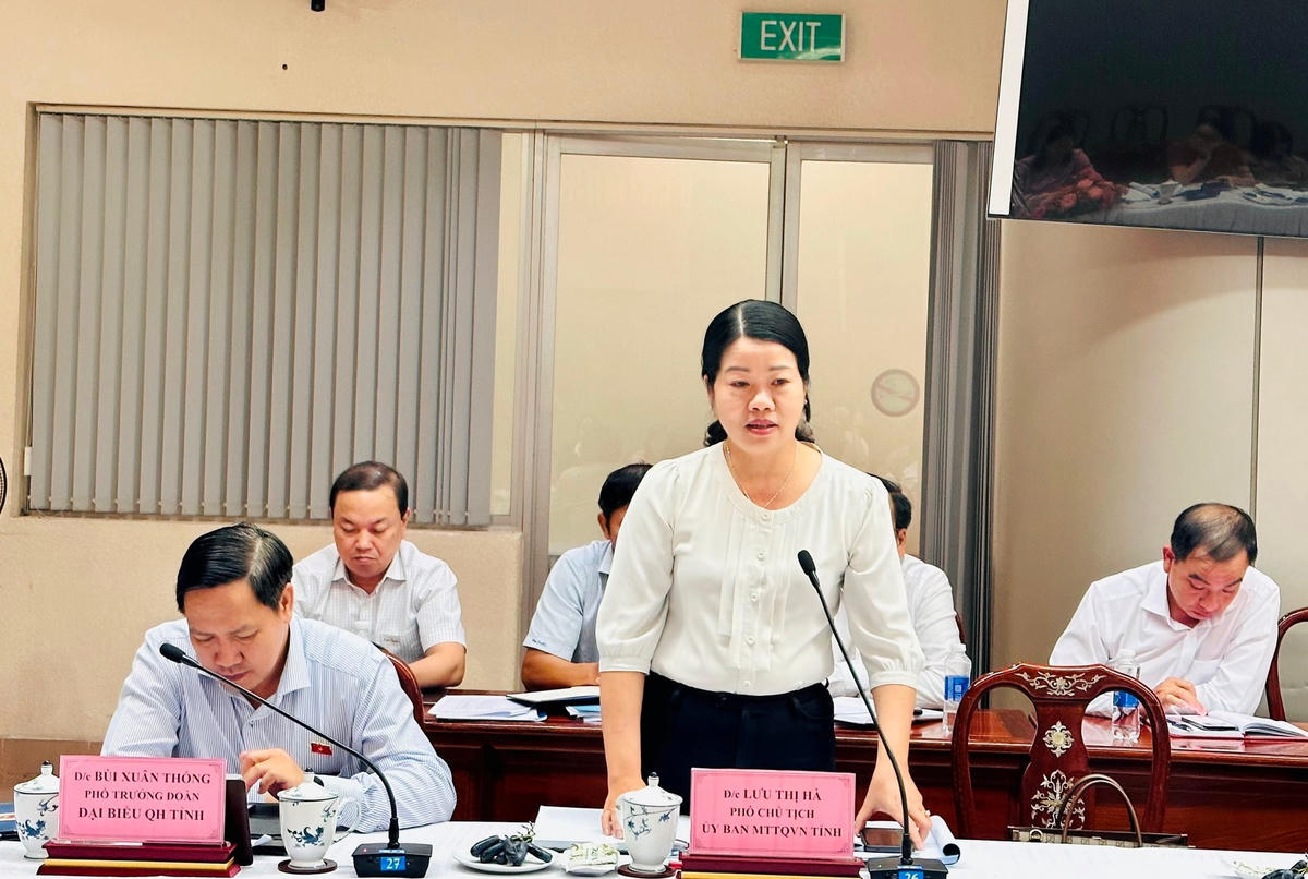 Đại diện Ủy ban MTTQ Việt Nam tỉnh Đồng Nai trao đổi thêm một số nội dung đoàn giám sát đặt ra. Ảnh: Mạnh Thìn.  