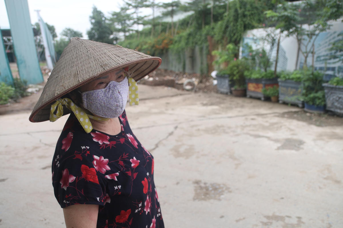 Bà Nguyễn Thị Ngà (người dân tại khu vực gần bệnh viện) cho biết: "Các tấm biển hình ảnh về bệnh viện này đã được thay tới lần thứ ba rồi nhưng bệnh viện thực tế vẫn không thấy đâu, chúng tôi đã rất mong đợi bệnh viện này từ lúc mới công bố dự án".