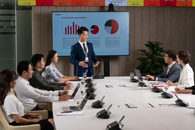 Hoạt động đầu tư nước ngoài của Viettel lần đầu tiên doanh thu dịch vụ đạt gần 3 tỷ USD (khoảng hơn 70.000 tỷ đồng) - tương đương với viễn thông trong nước.
